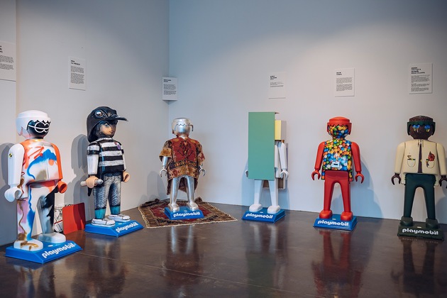 Einzigartige Playmobil-Kunstwerke werden versteigert / Auktionsstart für Playmobil-Großfiguren zugunsten von Save the Children e.V.