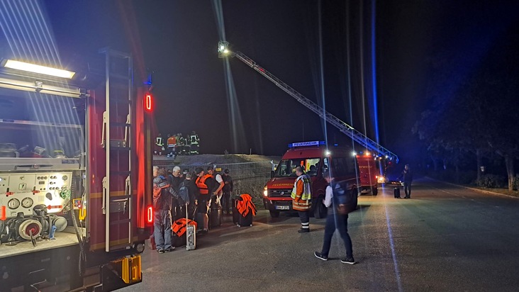 FW Lüchow-Dannenberg: +++ nächtliche Rettung auf der Elbe +++ &quot;Ulmer Schachtel&quot; läuft bei geringem Wasserstand auf Grund +++ Feuerwehr evakuiert über 30 Personen +++