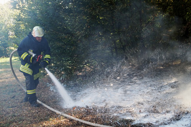 FW Menden: Fahrzeugbrand und kleiner Flächenbrand am Sonntagnachmittag