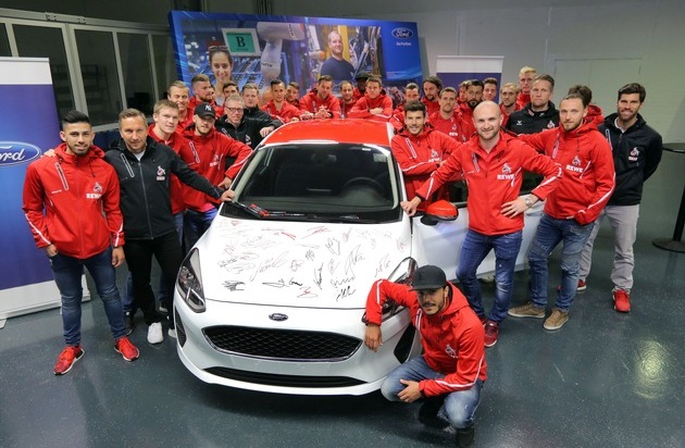 Ford-Werke GmbH: Mannschaft und Trainer des 1. FC Köln zur Autogrammstunde und Werkführung bei Ford (FOTO)