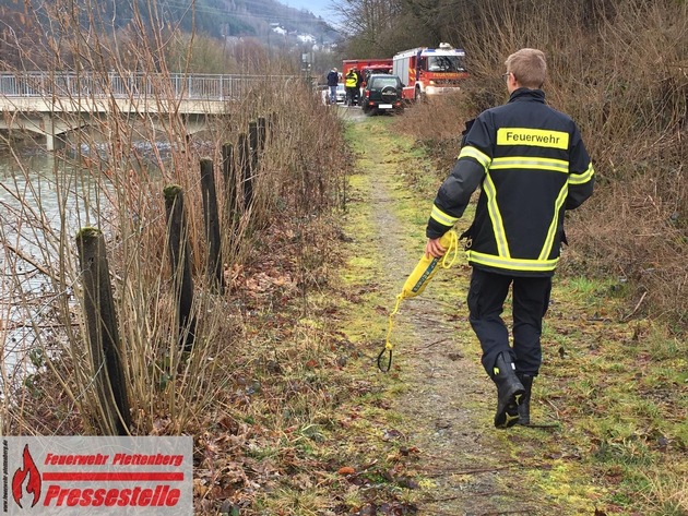 FW-PL: OT-Elhausen. Reh konnte von Feuerwehr aus Obergraben der Lenne gerettet werden.