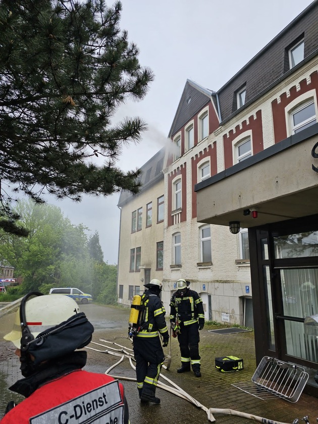 FW Bergheim: Feuer in einer leerstehenden Wohneinrichtung