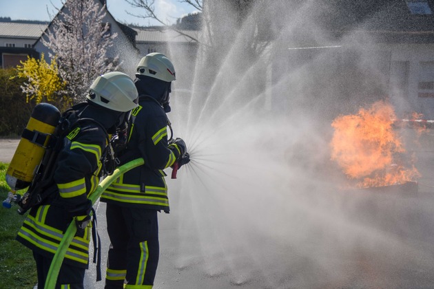 FW-OE: Gasflammen eingefangen - Heissausbildung bei der Feuerwehr Lennestadt