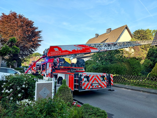 FW-GL: Heckenbrand in Bensberg - Flammen greifen auf Wohnhaus über - Warnung vor unsachgemäßem Einsatz von Gasbrennern