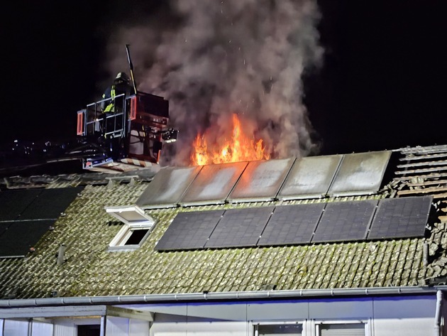 FW Lüchow-Dannenberg: +++ Dachstuhlbrand in Bösel (Lk. Lüchow-Dannenberg) +++ über 140 Einsatzkräfte im Einsatz +++ Photovoltaikanlage erschwert Löscharbeiten +++