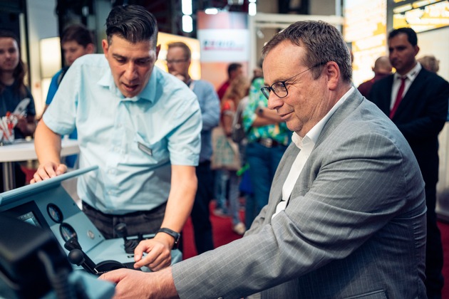 Neues Personal für die Bahnen: NRW-Verkehrsminister Krischer besucht erfolgreiche Recruitingmesse in Essen