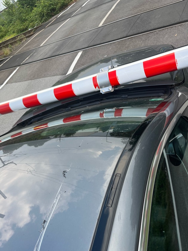 POL-SO: Fahrzeug ger&auml;t unter Bahnschranke - Fahrer verletzt