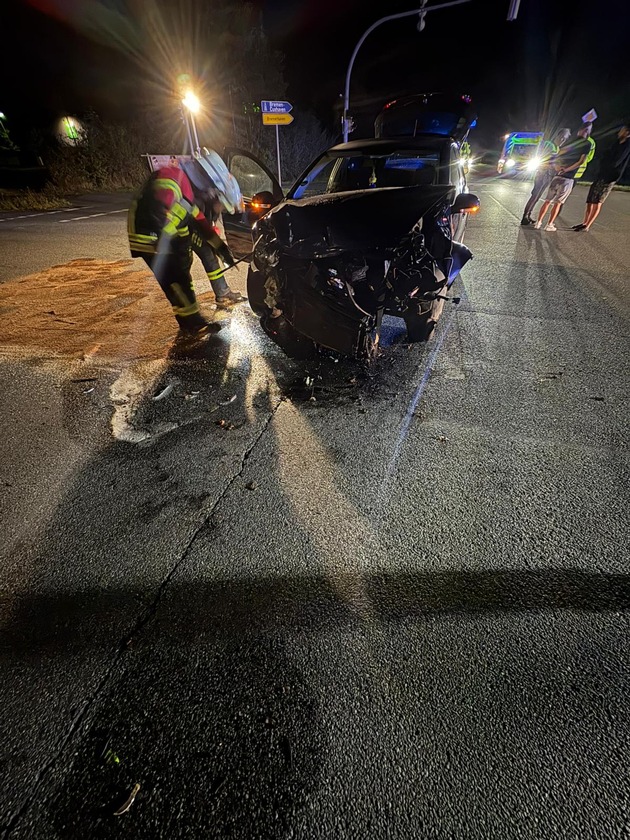 FFW Schiffdorf: Glimpflicher Unfall an Schiffdorfer Kreuzung: Sechs Beteiligte Personen - keiner Verletzt