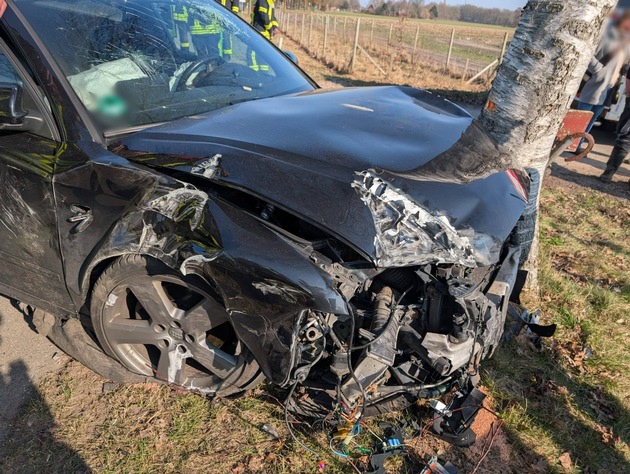 POL-ROW: ++ Schwerer Verkehrsunfall bei Bremerv&ouml;rde ++ Fahrzeugbrand an Tankstelle in Sittensen ++