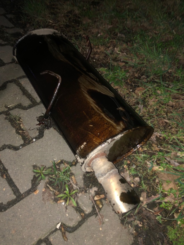 POL-WES: Neukirchen- Vluyn - Zeugensuche nach Verkehrsunfall bei dem ein Endtopf verloren wurde