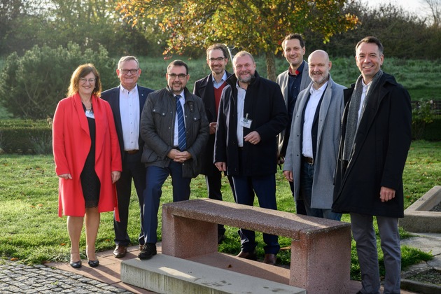 Gesundheitsminister Holetschek besucht Hauptsitz von Kneipp - Ausbau des Unternehmens zeigt wachsenden Stellenwert von Nachhaltigkeit und Selbstfürsorge