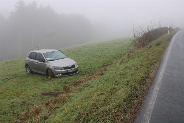 POL-SU: Verkehrsunfall im Begegnungsverkehr - Zwei Pkw landen im Graben