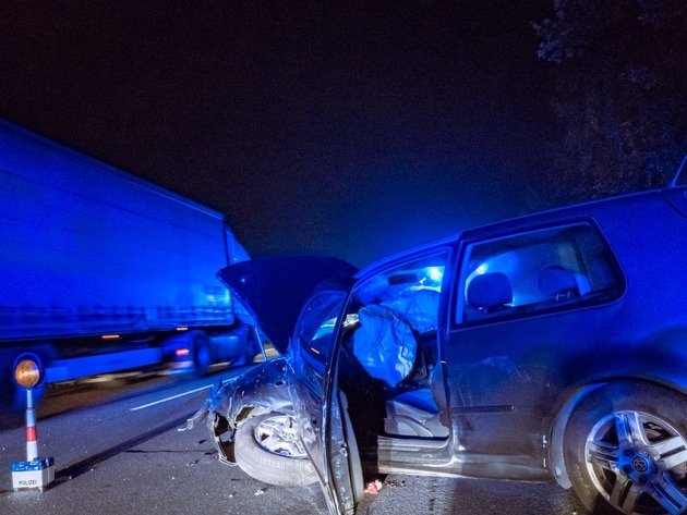 FW-RE: Verkehrsunfall in den frühen Morgenstunden - zwei Verletzte