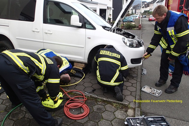 FW-PL: Feuerwehr Plettenberg - eingeschlossene Katze wurde aus Motorraum eines PKW befreit - Betriebsunfall eingeklemmte Person