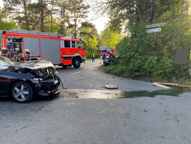 FW Norderstedt: Schleswig-Holstein-Straße - Vollsperrung nach Verkehrsunfall