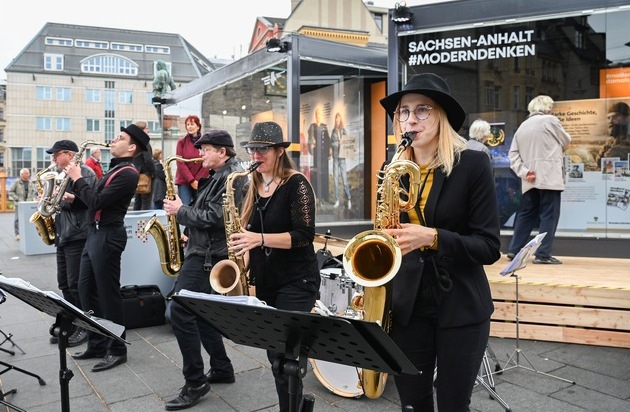 Tag der Deutschen Einheit: Halle tanzt auf der EinheitsEXPO: "Saxlust" tritt auch die kommenden beiden Sonntage am Sachsen-Anhalt-Cube auf