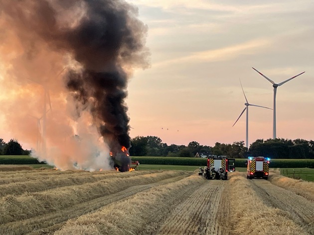 FW Bocholt: Brand eines Mähdreschers