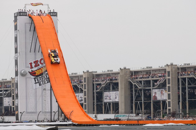 Weit, weiter, am weitesten! / Mit 101 Metern stellt Team Hot Wheels[TM] beim 100jährigen Jubiläum des Indianapolis 500 einen spektakulären Weltrekord im Auto-Weitsprung auf (mit Bild)