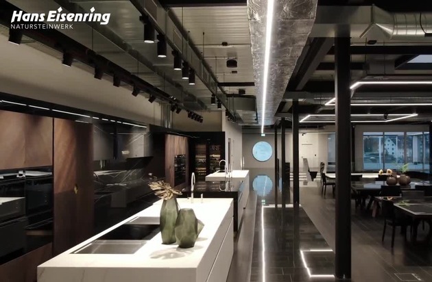 Die Hans Eisenring AG hat das modernste Steinwerk der Schweiz eröffnet / Es ist zugleich eines der digitalsten Werke in ganz Europa und verfügt über einen 2'000m² grossen Showroom