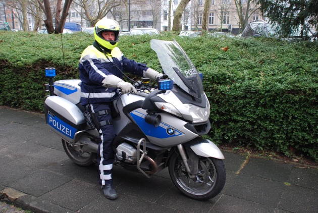 POL-D: Trageversuch - Polizeikradfahrer ab heute in neuer Uniform