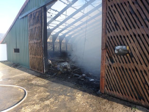 POL-ROW: Feuer zerstört Putenaufzuchtstall