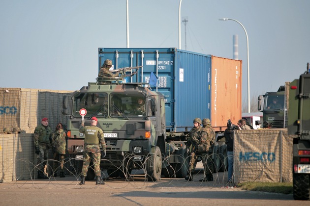 Deutsche Marine - Pressemeldung: Marinesoldaten in Tarnbekleidung: Wie der Rheinländer Carsten Ridderbecks Schiffe schützt