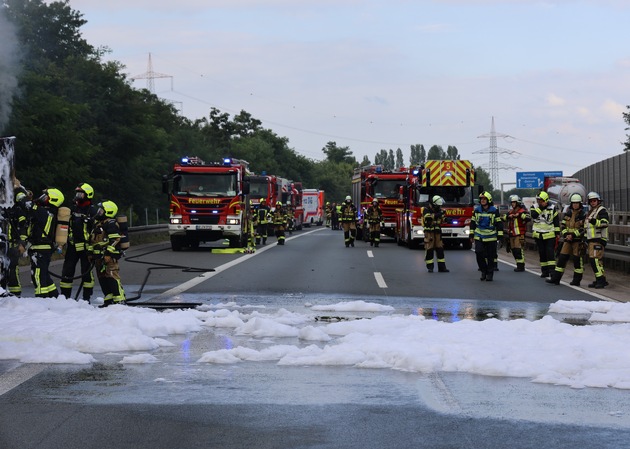 FW-E: Brennender Autokran auf der BAB 42 - Feuerwehren Gelsenkirchen und Essen arbeiten Hand in Hand