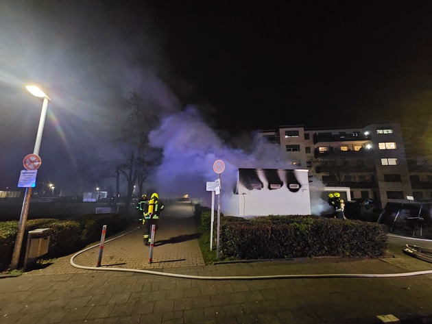 FW Bergheim: Silvesterbilanz der Feuerwehr Bergheim Drei Feuer an Gebäuden und mehrere Kleinbrände