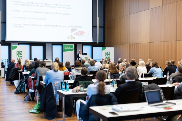 Tierärzte und Fachleute der Heimtierbranche bildeten sich beim ZZF-Symposium zum Thema Hund weiter