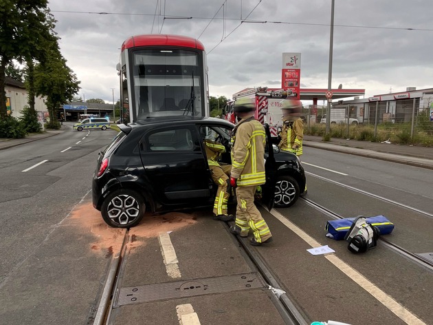 POL-DU: Beeck: Auto kollidiert mit Straßenbahn - Eine Verletzte