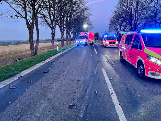 FW Ratingen: Zwei Personen lebensbedrohlich und schwer verletzt bei Verkehrsunfall