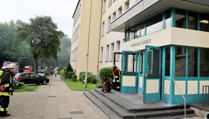 FW-E: Feuer in der Turnhalle des Gymnasiums Borbeck, hoher Sachschaden