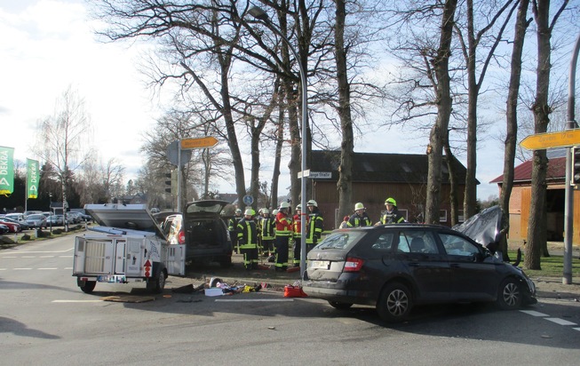 POL-STD: Unbekannter Räuber überfällt Stader Tankstelle - Polizei sucht Zeugen, Vier leicht verletzte Autoinsassen bei Unfall in Ahrenswohlde