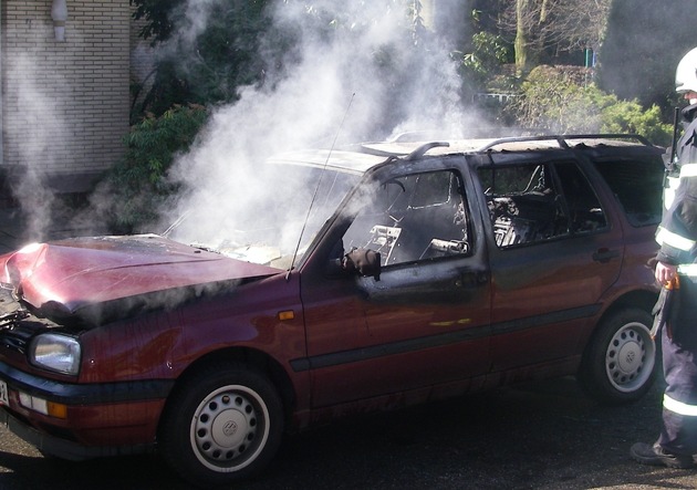 POL-DN: Während der Fahrt in Brand geraten