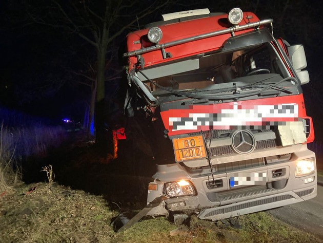 POL-STD: Tageswohnungseinbrecher in Buxtehude, Tank-LKW kommt von der Fahrbahn ab und prallt gegen Baum