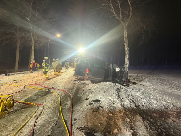 POL-STD: Autofahrer besch&auml;digt beim Einparken im Stader Parkhaus anderen PKW und fl&uuml;chtet - Polizei sucht wichtige Zeugin, Sechs Verletzte bei Unfall in der Gemarkung Stade
