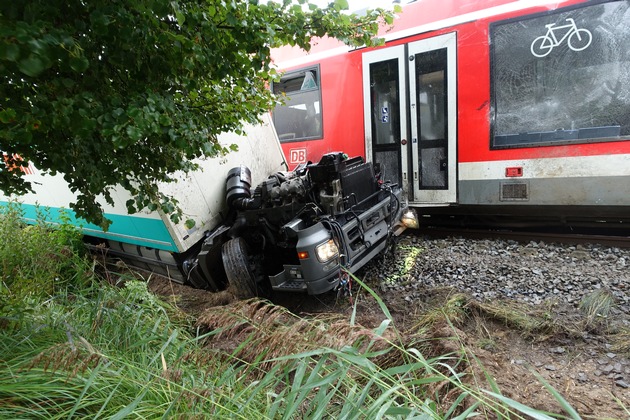 BPOL-HRO: Schwerer Unfall am Bahnübergang nahe Zickhusen