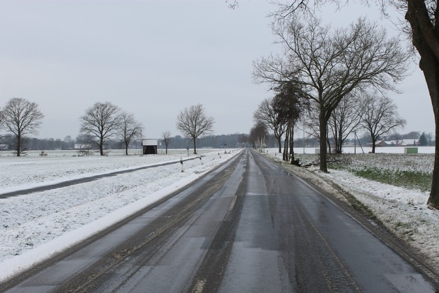 POL-NI: Verkehrsunfall auf winterglatter Straße zwischen Kreuzkrug und Großenvörde fordert eine leicht verletzte Person