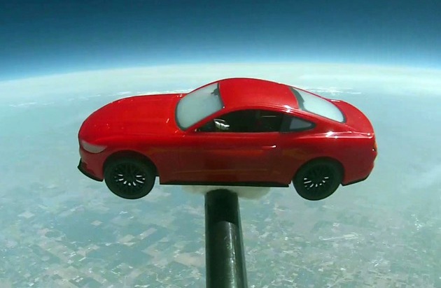 Ford-Werke GmbH: Spektakuläres Video-Projekt: Fans schickten Ford Mustang-Modellauto mit Wetterballon in Richtung Weltraum