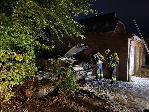 FW-AUR: Ausbreitung von PKW-Brand abgewendet