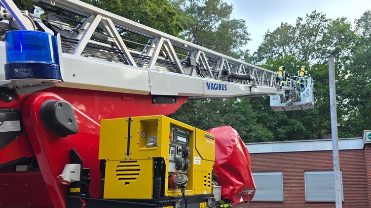 FW Celle: Aufwendige Löscharbeiten bei Brand im Lönsweg