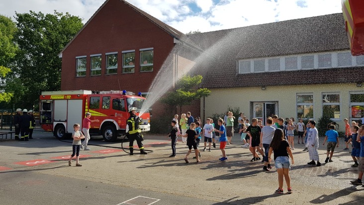 FW-WRN: Martinshorn und Blaulicht bei den Werner Grundschulen an der Horster Straße und der Schulstraße