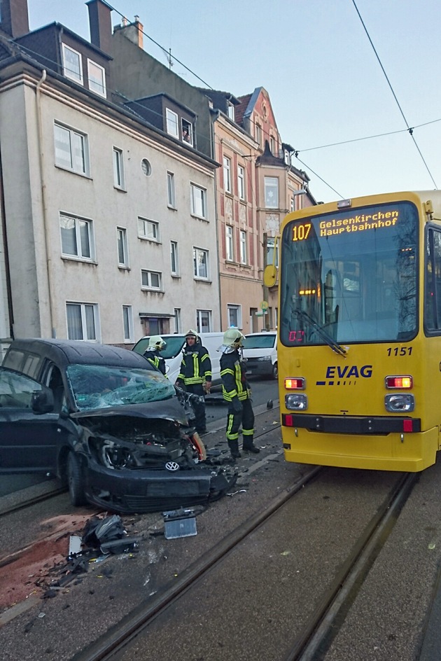 FW-GE: Verkehrsunfall mit Straßenbahn