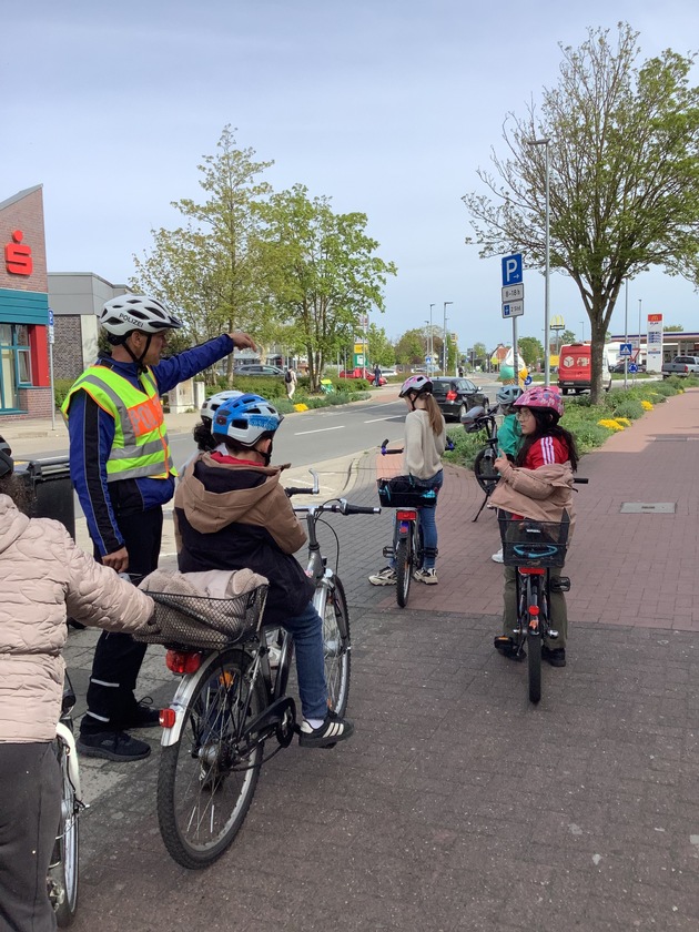 POL-NI: Nienburg - Sicher durch den Stadtverkehr: Nienburger Viertklässler meistern Fahrradtraining auf realen Straßen