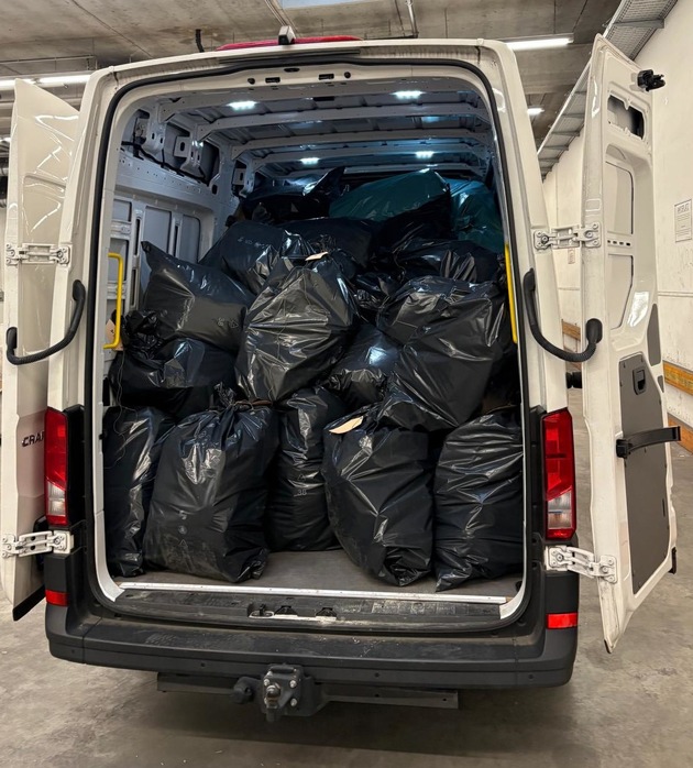 ZOLL-F: Frankfurter Zoll deckt Marihuana-Schmuggel in Solarmodulen auf