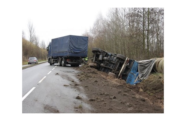 POL-WL: Winsen - Lkw von Fahrbahn abgekommen ++ Seevetal/Maschen - Pkw aufgebrochen ++ Neu Wulmstorf - Navi geklaut ++ und weitere Meldungen