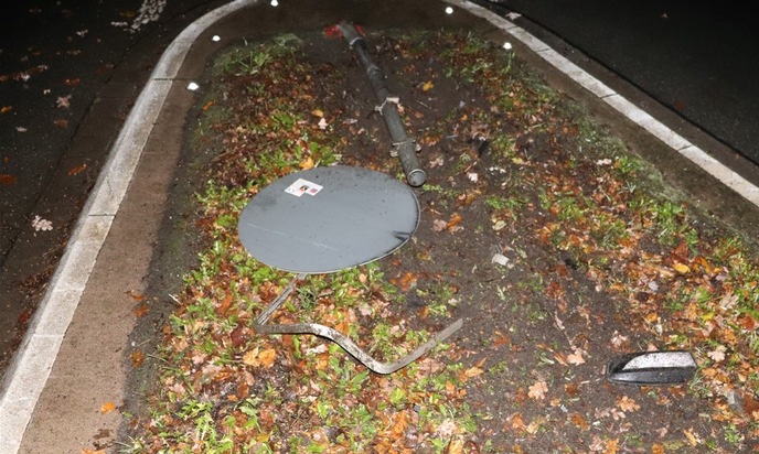 POL-HX: Pkw überfährt Kreisverkehr - Fahrer verletzt sich leicht