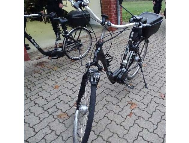 POL-H: Polizei sucht Eigentümer von Fahrradträger und E-Bikes