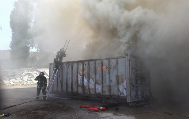 FW-D: Altholz auf Abrissgelände geriet in Brand
