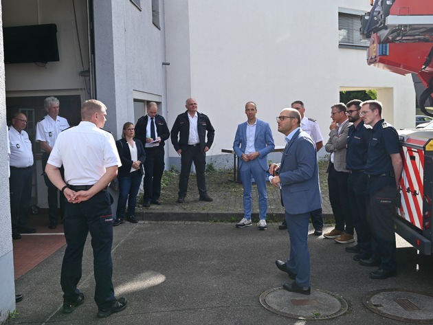 FW LK Esslingen: Landkreis Esslingen stärkt Bevölkerungsschutz - Übergabe neuer Einsatzfahrzeuge in Wendlingen